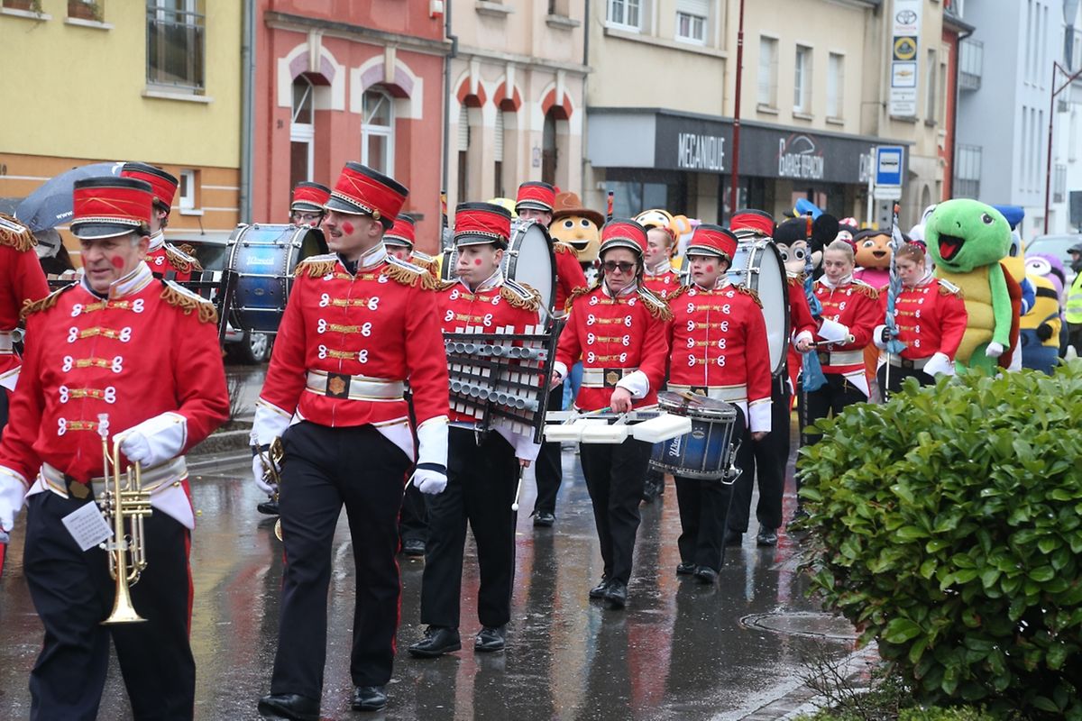 Am Sonntag sind die Karnevalisten durch die Straßen von Schifflingen gezogen. 