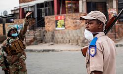 TOPSHOT - A mixed patrol of South African National Defence Force (SANDF) and Gauteng Traffic Police set up a roadblock in Alexandra, Johannesburg, on March 31, 2020. - South Africa came under a nationwide lockdown on March 27, 2020, joining other African countries imposing strict curfews and shutdowns in an attempt to halt the spread of the COVID-19 coronavirus across the continent. (Photo by Michele Spatari / AFP)