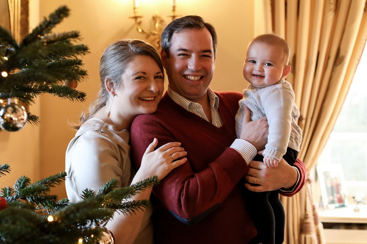 Com os pais, o Grão-Duque herdeiro Guillaume e da Grã-Duquesa herdeira Stéphanie, por ocasião do Natal.