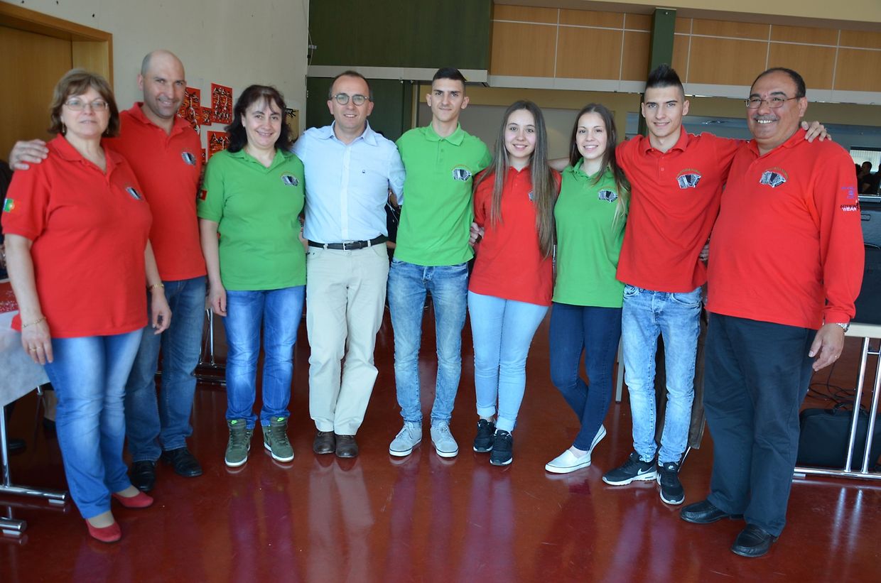 O grupo português Borguinhas Marotos, com o burgomestre de Differdange, Roberto Traversini (ao centro, de camisa azul clara)