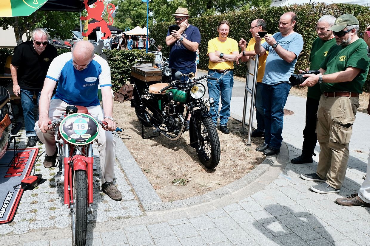 Schon mal Probe sitzen auf dem 125er Agusta Rennmotorrad Baujahr 1963. 