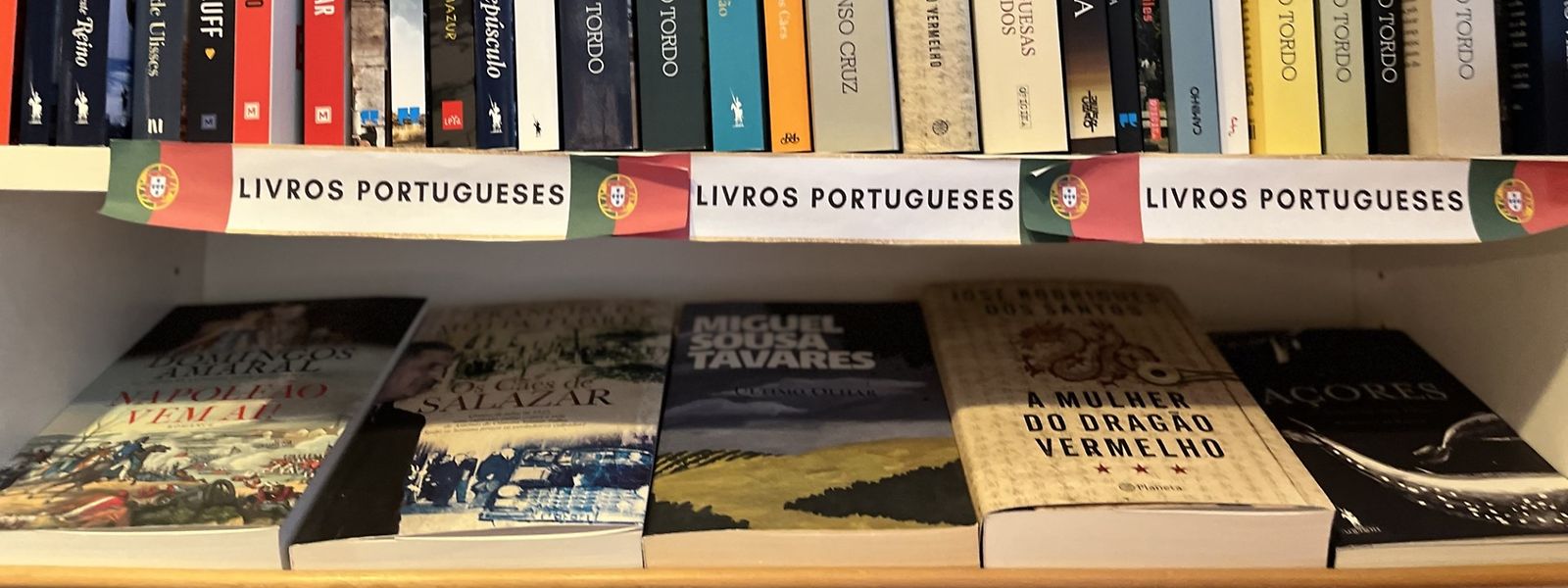 Estante com livros em português na Libreria Italiana, no bairro do Grund, na capital.