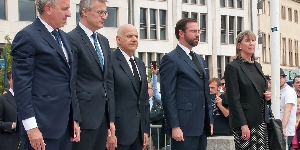 Neben Erbgroßherzog Guillaume (2. von rechts) nahmen auch weitere Amtsträger, darunter Bürgermeisterin Lydie Polfer und Regierungsmitglieder, an der Gedenkzeremonie teil.