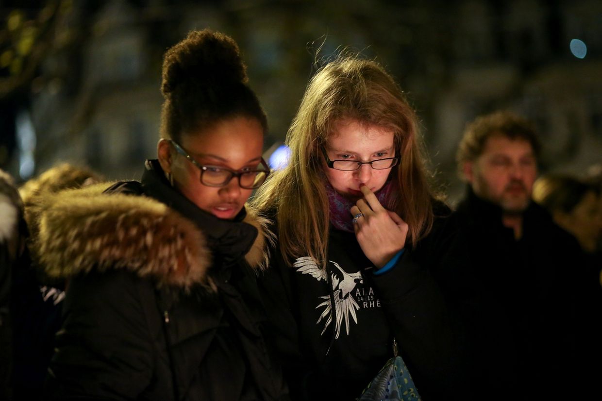 Gedenken an die Opfer der Attentate von Paris auf der Place de Paris in Luxemburg (15. November 2015).