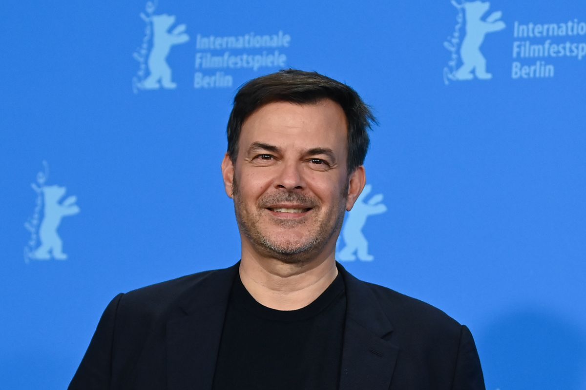 Regisseur François Ozon lächelt beim Photo-Call vom Eröffnungsfilm «Peter von Kant».