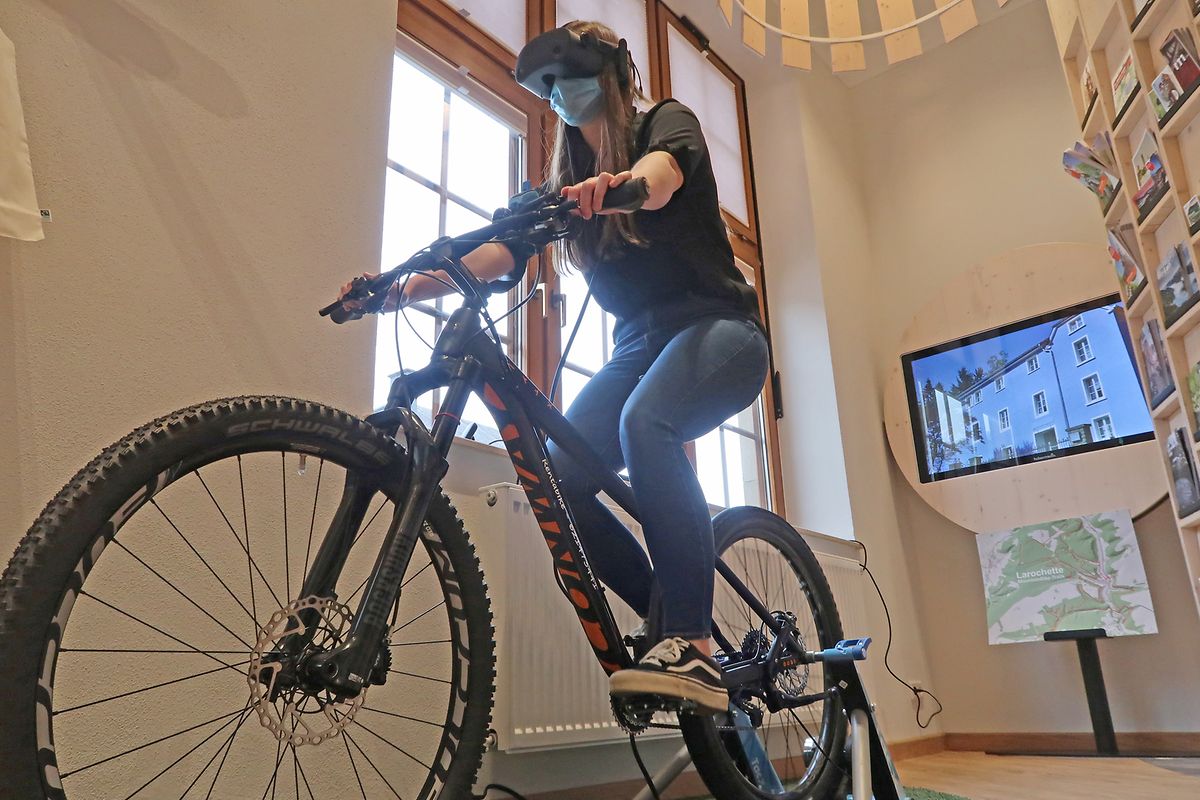 Neue Attraktion im ehemaligen Bahnhof von Fels ist eine Fahrradtour mit Virtual-Reality-Brille.