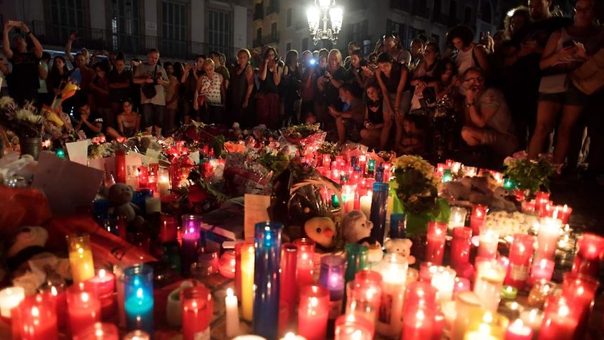 Résultat de recherche d'images pour "Barcelone des fleurs et des bougies"