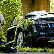 Ein Experte untersucht den Unfall eines Tesla in den Niederlanden. Umfangreiche Änderungen sollen bei der Steuerungssoftware "Autopilot" vorgenommen werden. 