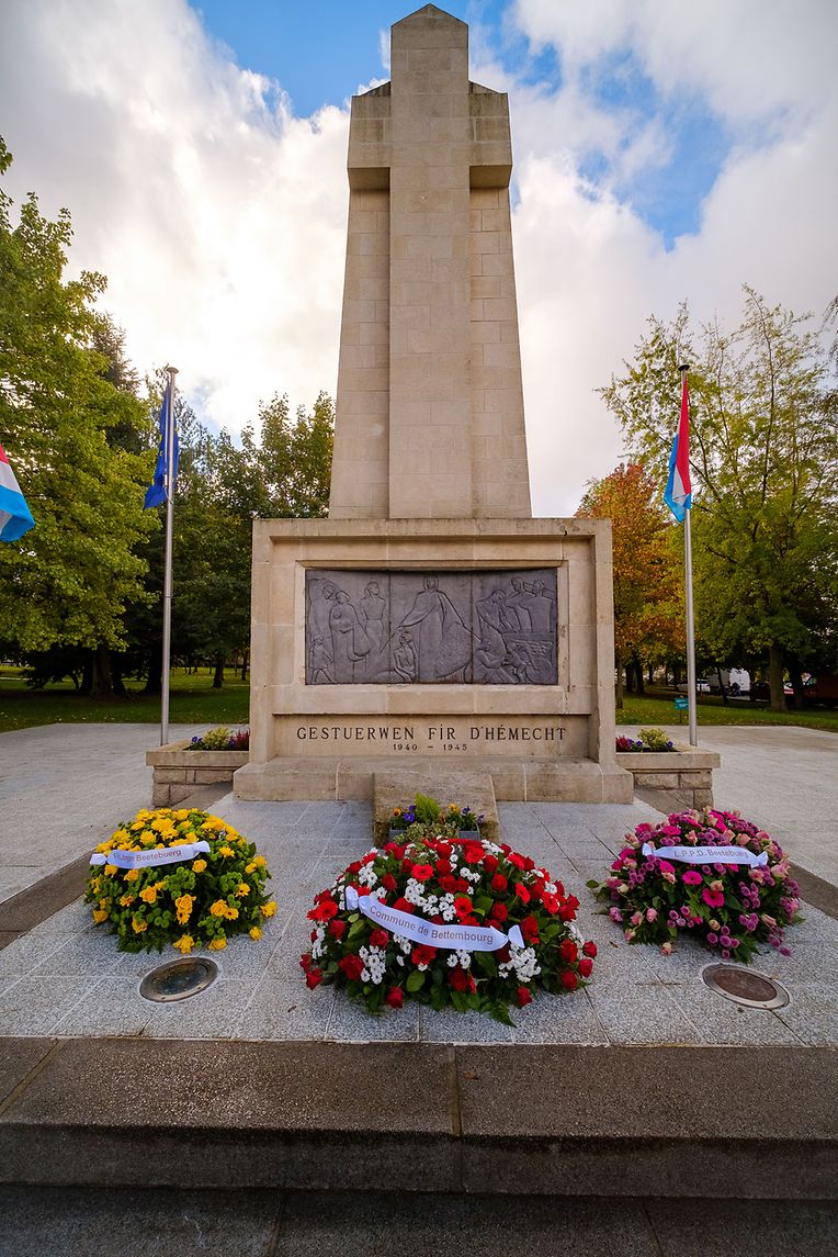 Vereine und Gemeinderat bei der Kranzniederlegung am Monument au Morts. Gedenken der Opfer des 2. Weltkriegs in Bettemburg.