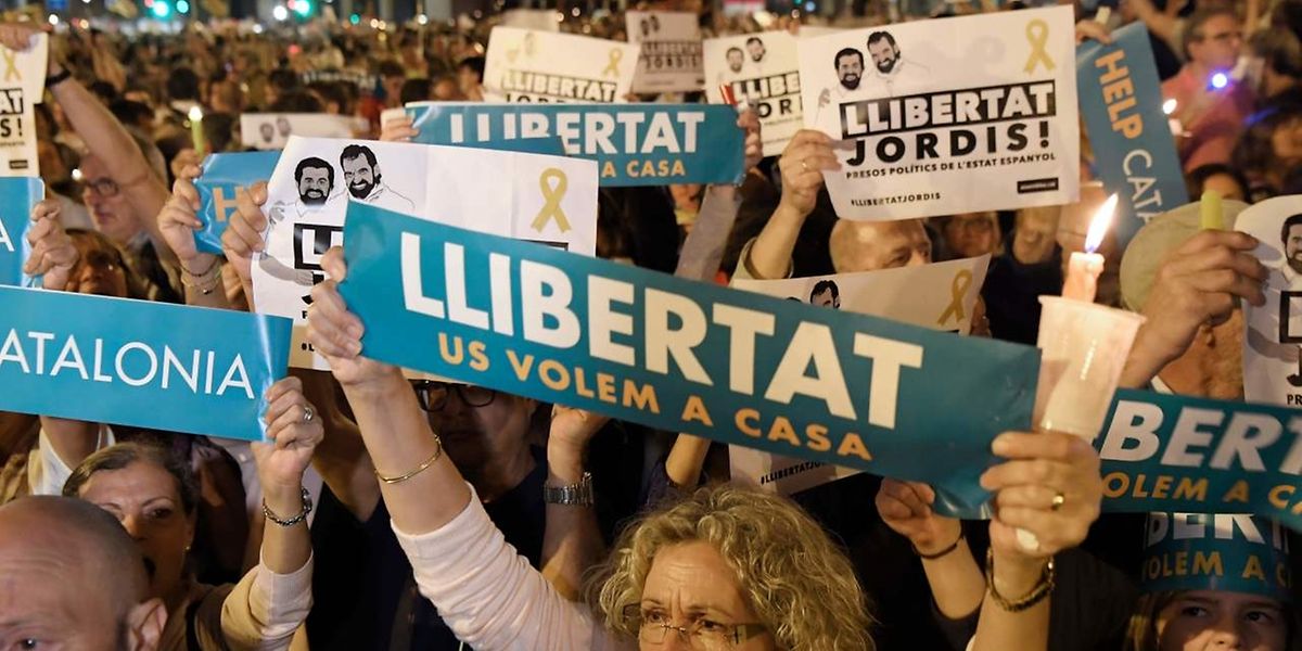 L'Espagne en crise: Madrid va de l'avant sur la suspension d'autonomie