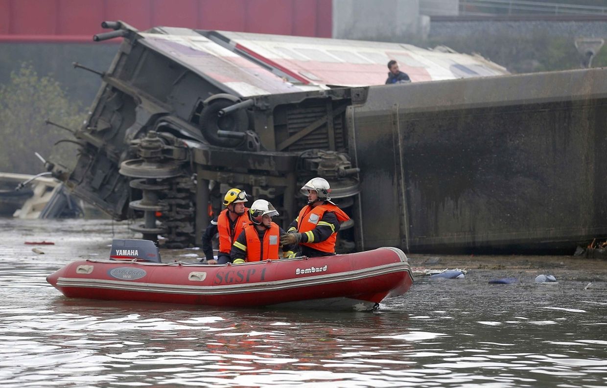 Rescue workers on a small boat search the wreckage of a test TGV train that derailed and crashed in a canal outside Eckwersheim near Strasbourg, eastern France, November 14, 2015.    REUTERS/Vincent Kessler   