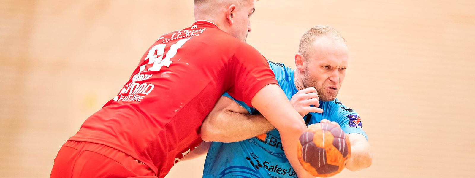 Käerjengs Sebastien Edgar gegen Haris Hodzic von den Red Boys.