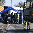 19.03.2018, Großbritannien, Salisbury: Polizisten und Soldaten ziehen Schutzanzüge an, um weitere Untersuchungen im Fall eines Giftanschlags auf den Ex-Doppelagenten Skripal und seine Tochter Yulia vorzunehmen. Foto: Ben Birchall/PA Wire/dpa +++ dpa-Bildfunk +++