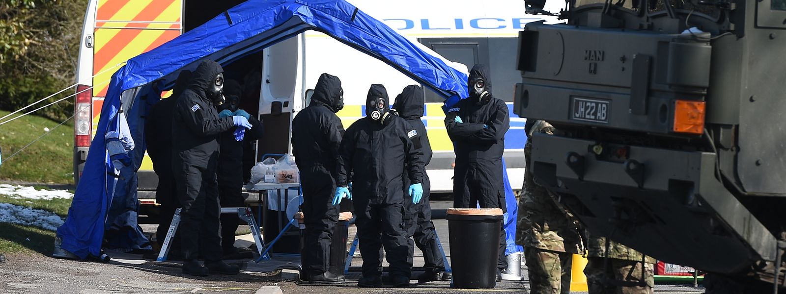 19. März: Polizisten und Soldaten durchsuchen das Umfeld von Ex-Doppelagent Skripal.