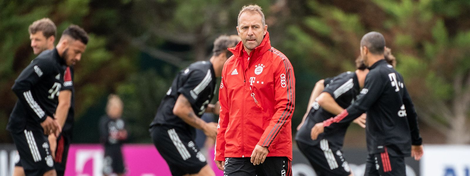 Bayern-Trainer Hansi Flick muss bei der Startaufstellung kreativ werden.