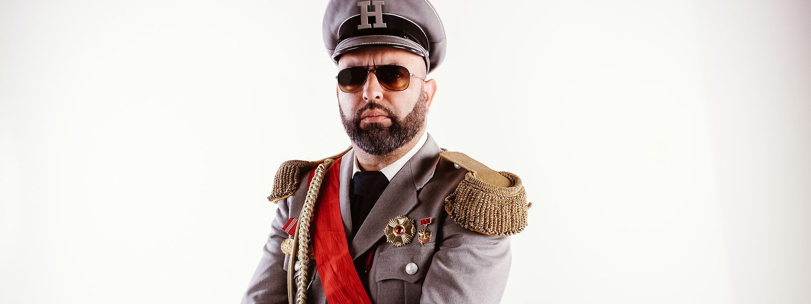 Serdar Somuncu trat bei seinem letzten Live-Programm als „Hassias“ (Foto) in Erscheinung. In seiner neuen Late-Night-Show gibt sich der Kabarettist ein wenig handzahmer – zumindest optisch. 