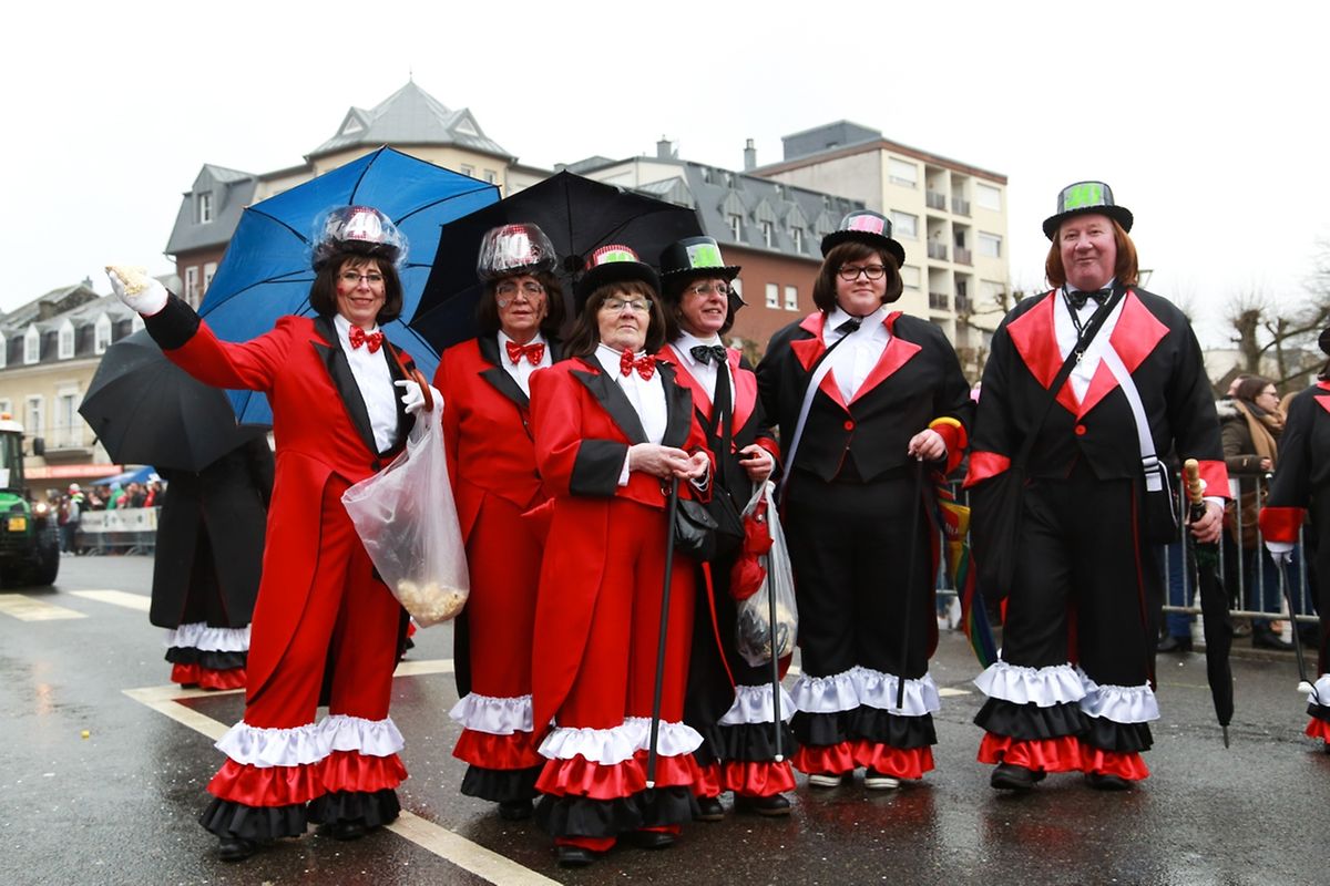 Auch in Petingen beim letzten Kavalkadenumzug des Jahres  feierten die Narren ausgelassen bis in die späten Abendstunden.