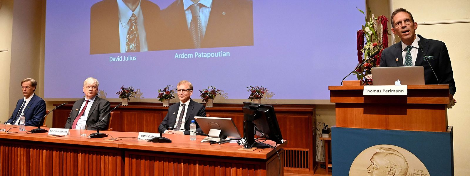 Thomas Perlmann(r.), der Selretär des Nobel-Komitees verkündete am Montag die diesjährigen Laureaten in der Sparte Medizin.