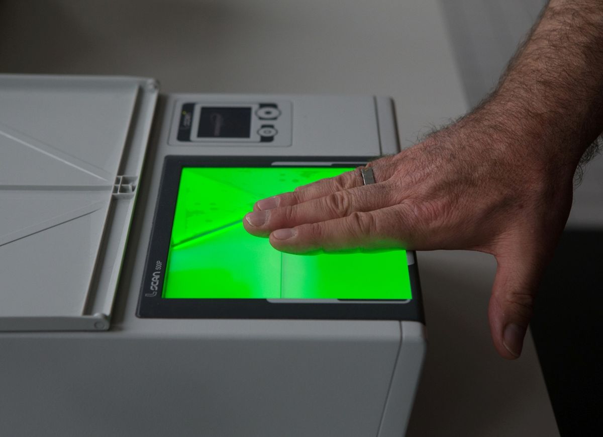 Mit einem Scanner werden in Luxemburg von jedem Asylbewerber Abdrücke genommen. Über das System Eurodac wird geprüft, ob die betroffene Person bereits in einem anderen Land in der Datenbank registriert wurde, weil sie dort Asyl beantragt hat.