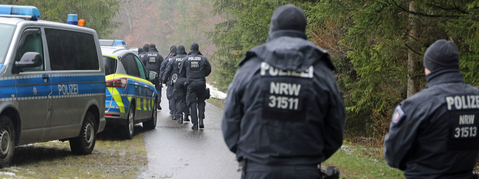 Polizisten stehen in der Nähe des Fundorts einer Leiche. Die seit Samstagabend vermisste Zwölfjährige aus dem südwestfälischen Freudenberg ist tot.