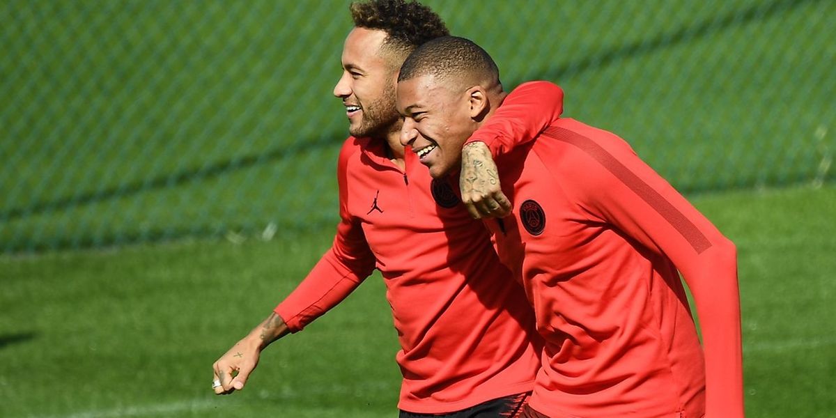 Neymar et MBappé se paient une tranche de rire. Les choses très sérieuses débutent pourtant ce mardi soir pour le PSG.