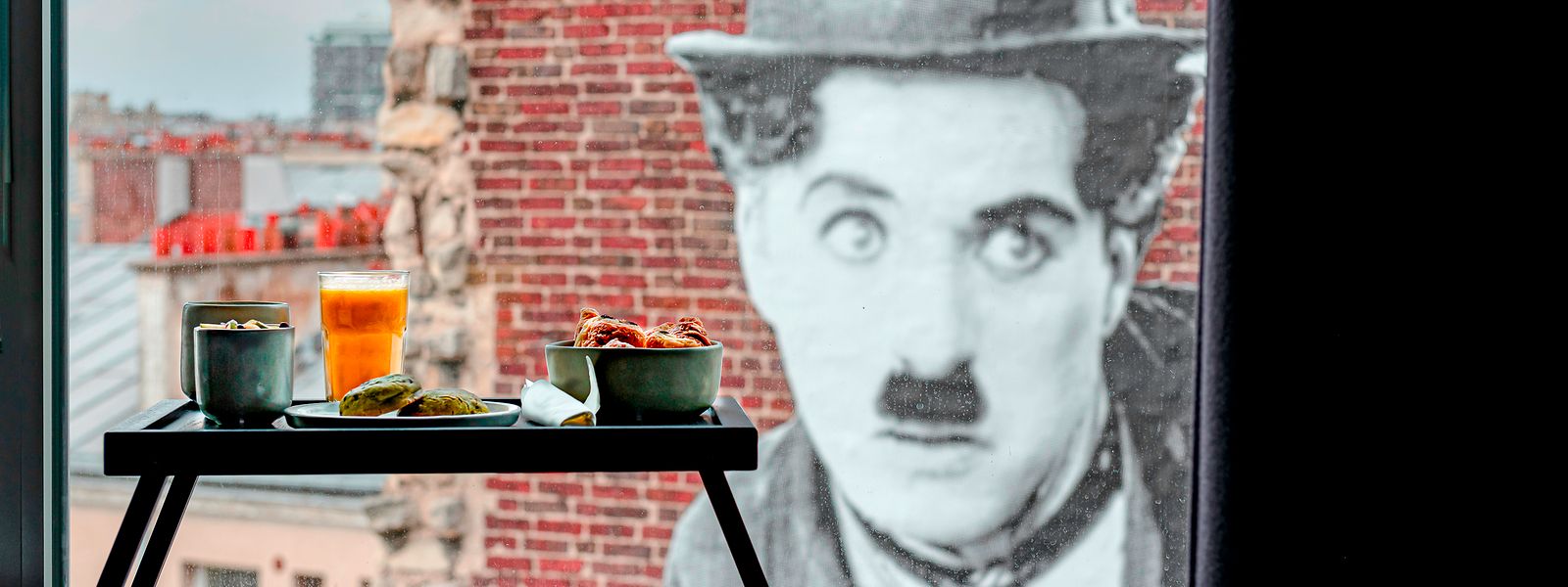 Guten Morgen! Gegenüber grüßt beim Frühstück im Bett der große Charlie Chaplin.