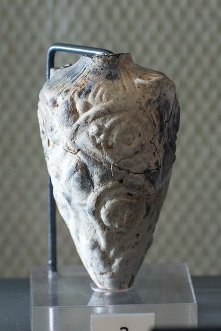 Grabbeigabe: Der Parfümflasche
fehlt der obere Abschluss. Sie zeigt,
dass es das Grab einer Frau war.