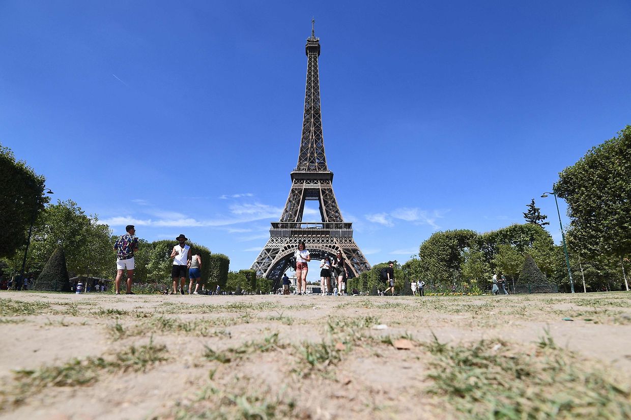 Il est rare de voir le Champ de Mars devant la Tour Eiffel à Paris aussi asséché...