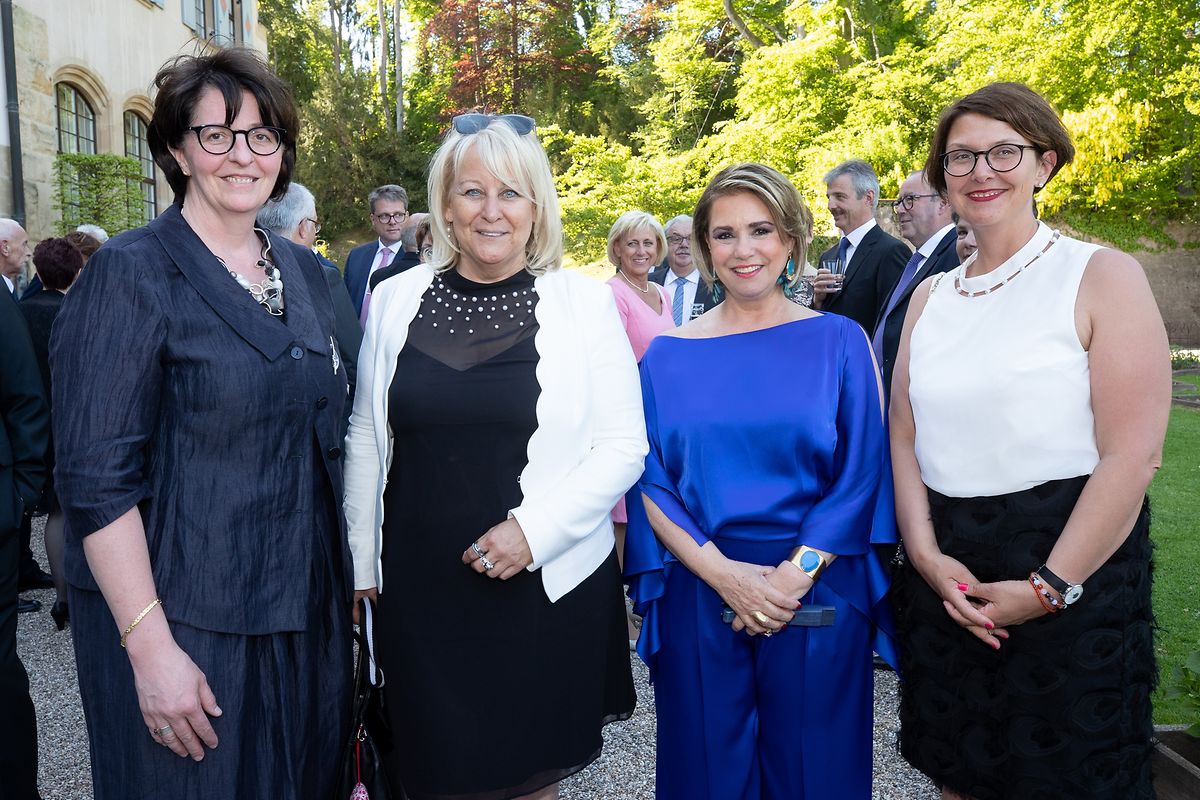 Die Großherzogin umgeben von Annie Nickels-Theis, Bürgermeisterin von Bourscheid ; Christa Schmitz, Bürgermeisterin von Goesdorf, und Pascale Hansen, Bürgermeisterin von Bettendorf (vlnr).