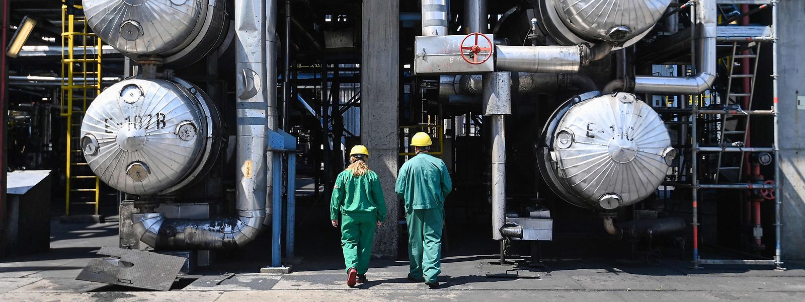 Trabalhadores numa refinaria na Hungria, perto de Budapeste, que recebe o crude russo. País tem sido um dos opositores do embargo europeu ao petróleo russo.