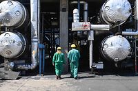 Trabalhadores numa refinaria na Hungria, perto de Budapeste, que recebe o crude russo. País tem sido um dos opositores do embargo europeu ao petróleo russo.