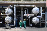 Trabalhadores numa refinaria na Hungria, perto de Budapeste, que recebe o crude russo.