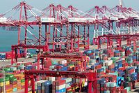 ARCHIV - 08.11.2018, China, Qingdao: In einem Hafen stehen Container und Containerbrücken. Die chinesische Wirtschaft wächst nur noch langsamer. (zu dpa «Chinas Wirtschaft wächst nur noch langsamer - Neue Zahlen erwartet») Foto: Yu Fangping/SIPA Asia via ZUMA Wire/dpa +++ dpa-Bildfunk +++