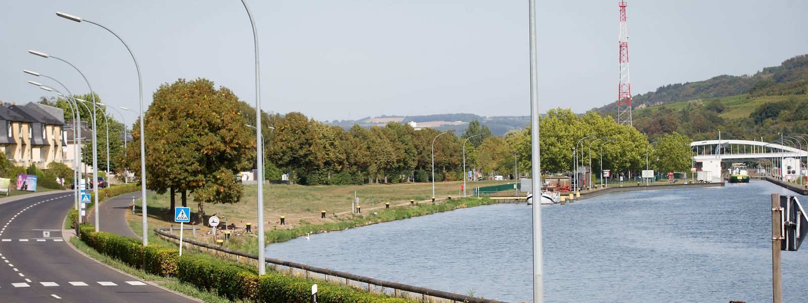 Parkplätze, ein Hubschrauberlandeplatz und ein 100 Ar großer Solarpark entstehen von Oktober an auf der Schleusenwiese, direkt am Moselufer.