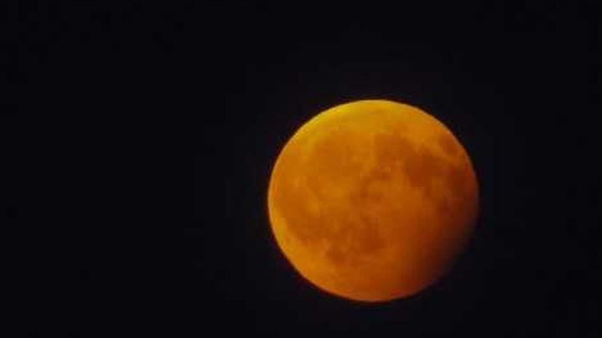 Auf der rechten Seite sieht man, wie der Mond in den Erdschatten eintaucht.