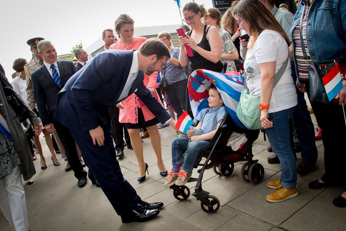 Ein junger Patriot durfte Erbgroßherzog Guillaume die Hand schütteln.