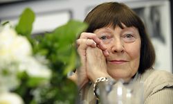 ARCHIV - 03.06.2009, Berlin: June Newton, Witwe von Helmut Newton und Präsidentin der gleichnamigen Stiftung, sitzt im Museum für Fotografie in Berlin-Charlottenburg hinter einem Blumenstrauß, den sie zu ihrem 86. Geburtstag bekommen hat. Die Fotografin und frühere Frau von Helmut Newton, June Newton, ist tot. Wie die Helmut Newton Foundation, deren Präsidentin sie war, in Berlin mitteilte, starb Alice Springs - so ihr Pseudonym - am 09.04.2021 im Alter von 97 Jahren in ihrer Wahlheimat Monte Carlo. Foto: David-Wolfgang Ebener/dpa +++ dpa-Bildfunk +++