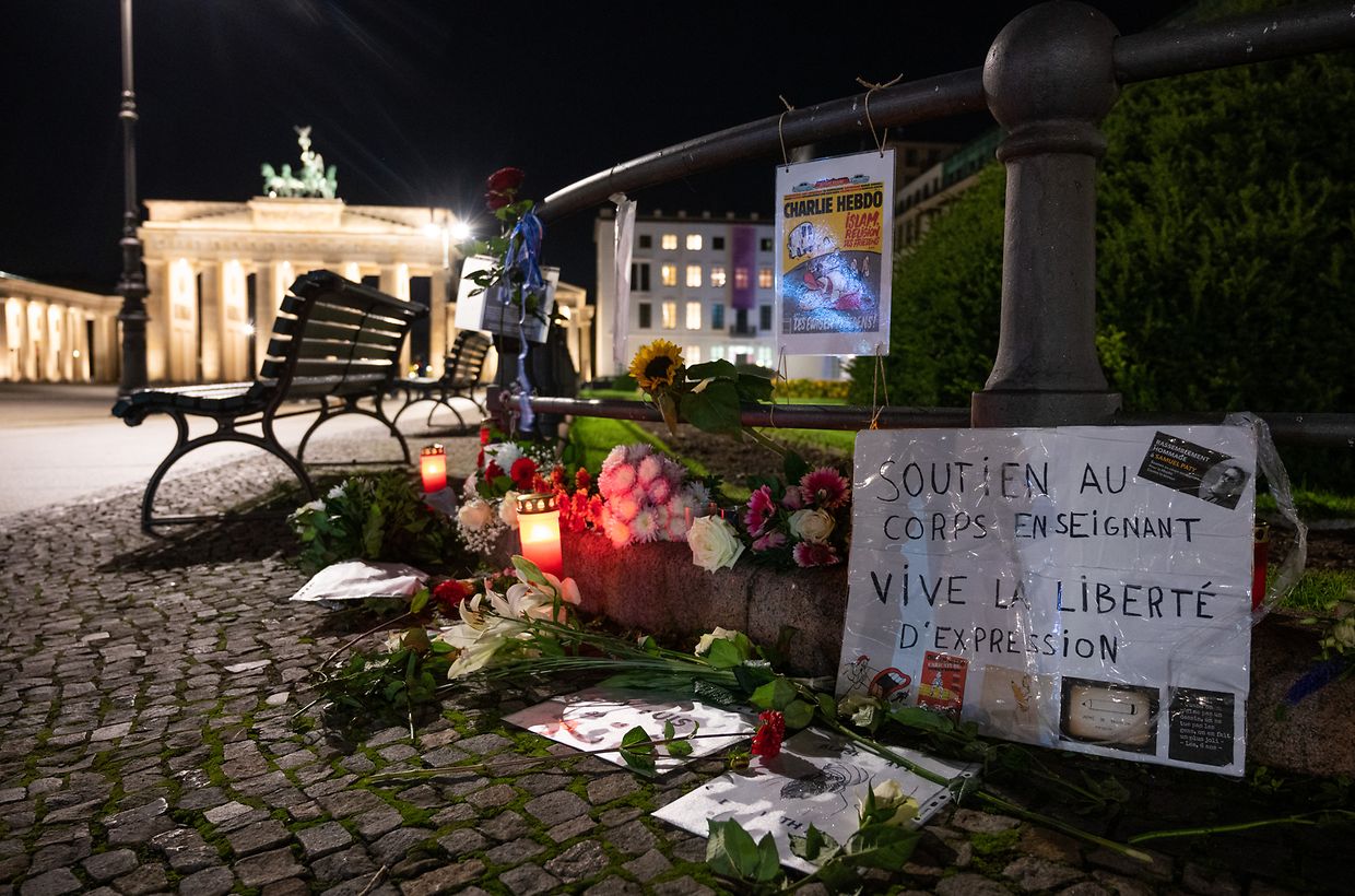 In Gedenken an den ermordeten Lehrer in Paris wurden vor der Französischen Botschaft in Berlin Blumen und ein Schild mit der Aufschrift «Unterstützung für die Lehrerschaft - es lebe die Freiheit der Meinungsäußerung» niedergelegt.