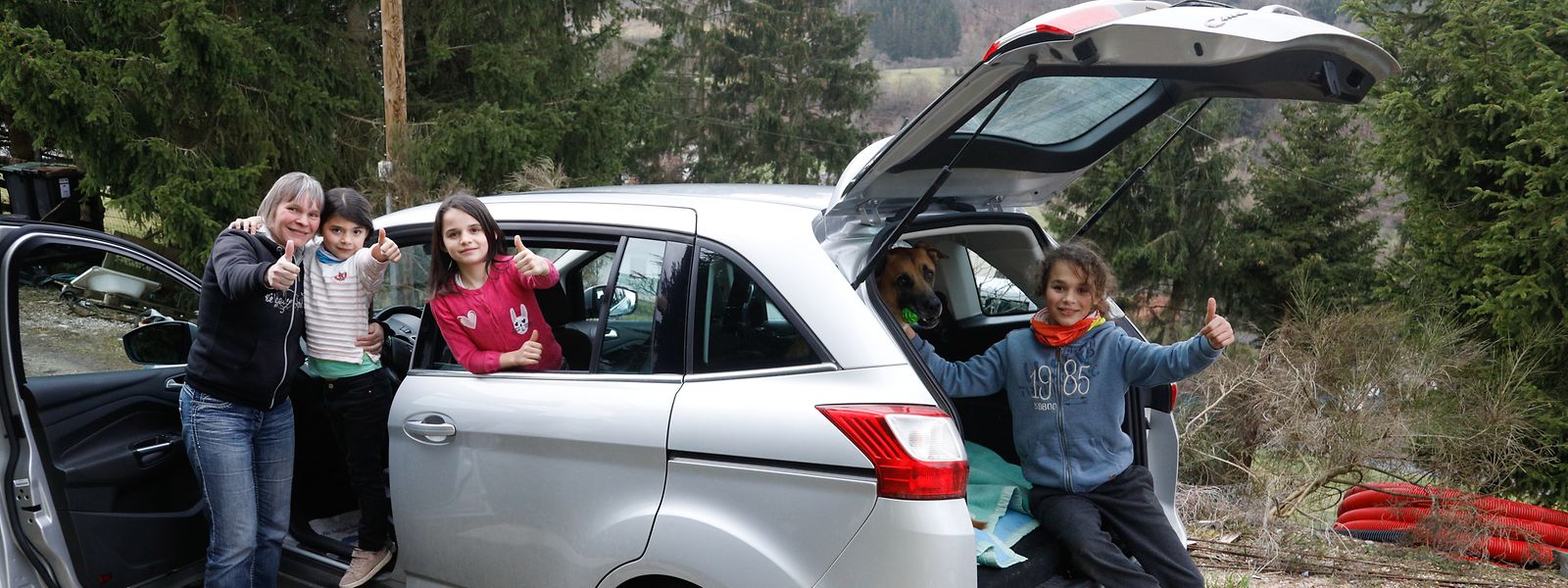 Der von der Vereinigung Wonschstär geschenkte Wagen erleichtert Michaela Kluge und ihren Kindern nicht nur den Einkauf, er ermöglicht es der Familie auch, wieder Ausflüge zu unternehmen. 