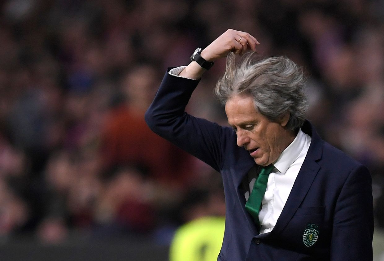 Sporting's Portuguese coach Jorge Jesus gestures during the UEFA Europa League quarter-final first leg football match between Club Atletico de Madrid and Sporting CP at the Wanda Metropolitano Stadium in Madrid on April 5, 2018. / AFP PHOTO / GABRIEL BOUYS