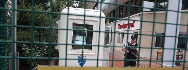 Ein bewaffneter Wachmann steht vor dem Redaktionsgebäude der Cumhuriyet.