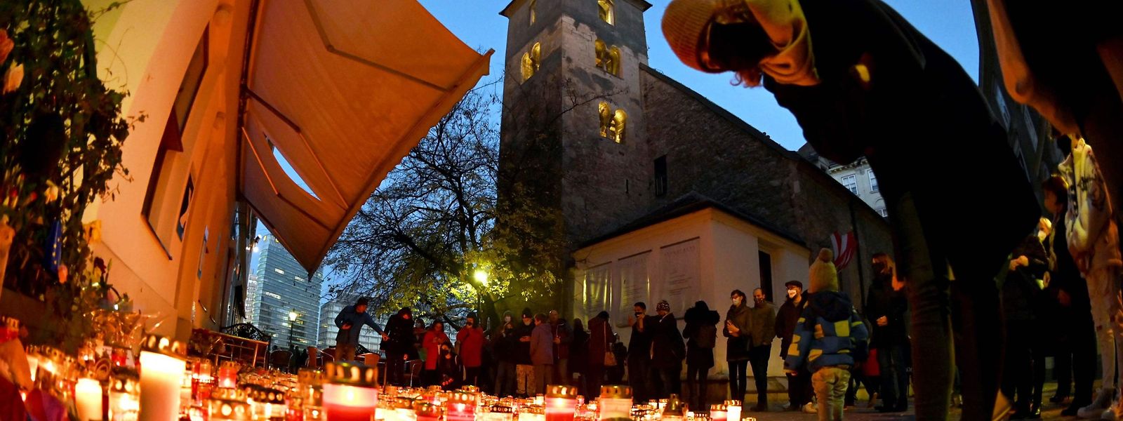 Trauernde gedenken der Opfer des Terroranschlags in der Wiener Neustadt.