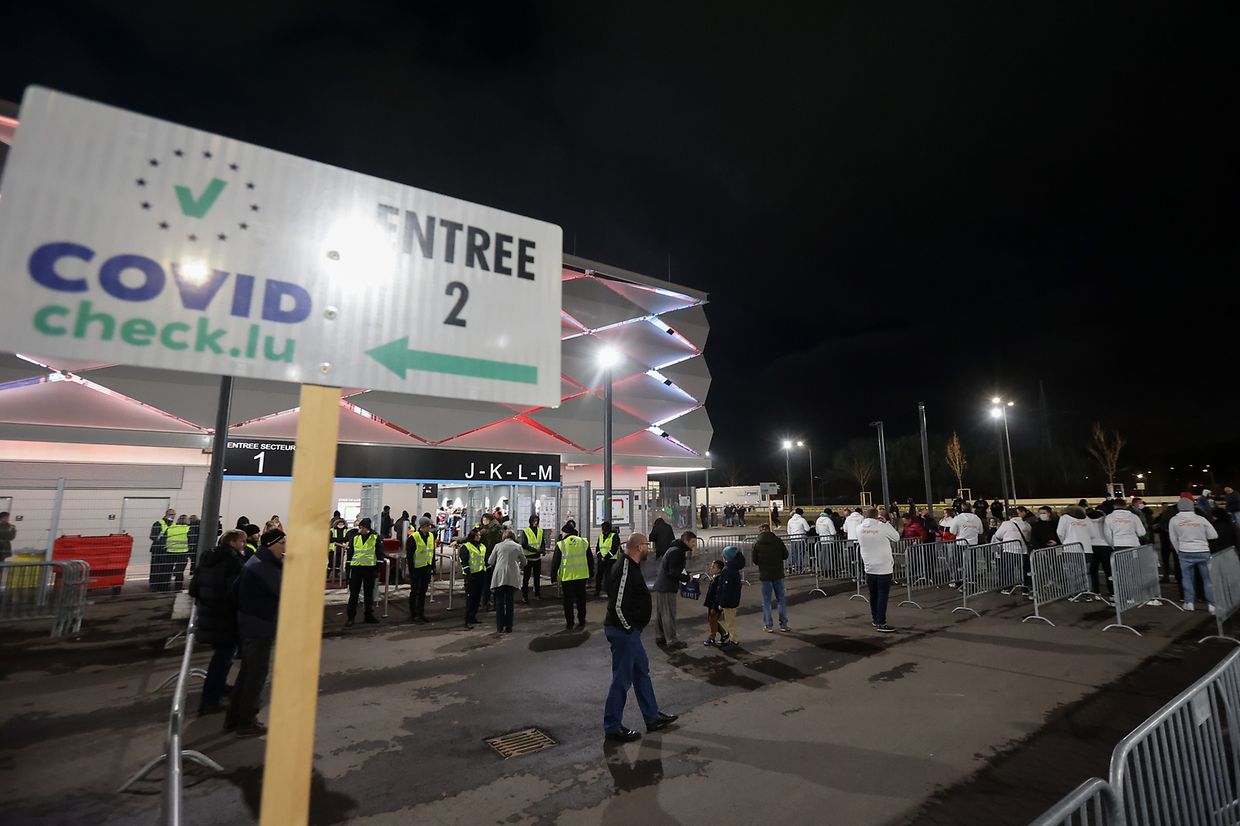 Kovid inspection at the entrance to the stadium.