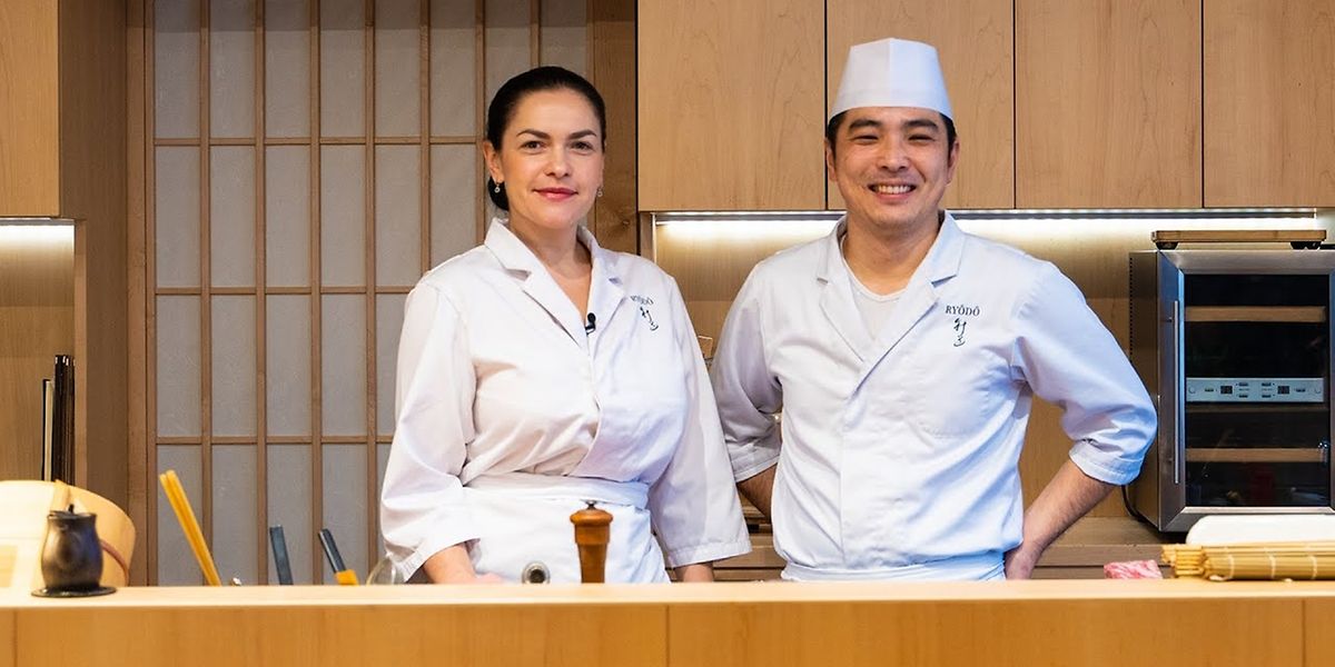 Kateryna Podliesna, uma das refugiadas ucranianas, e o chefe Ryôdô Kajiwara, do restaurante japonês de alta-cozinha Ryôdô, em Hollerich.