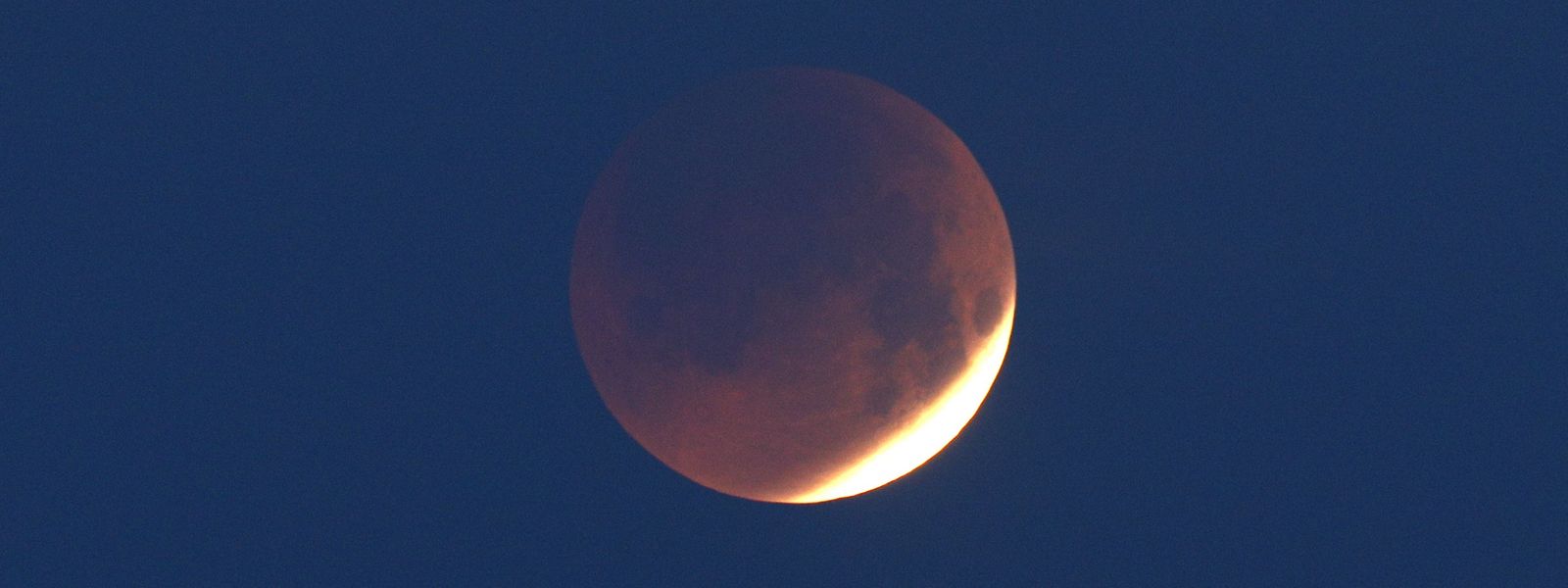 O eclipse lunar desta madrugada visto a partir da ilha francesa mediterrânica de Córsega.