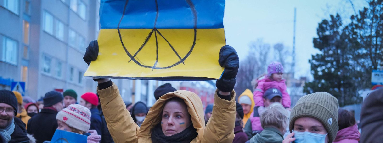 Menschen in der finnischen Hauptstadt Helsinki fordern ein Ende des Kriegs gegen die Ukraine.