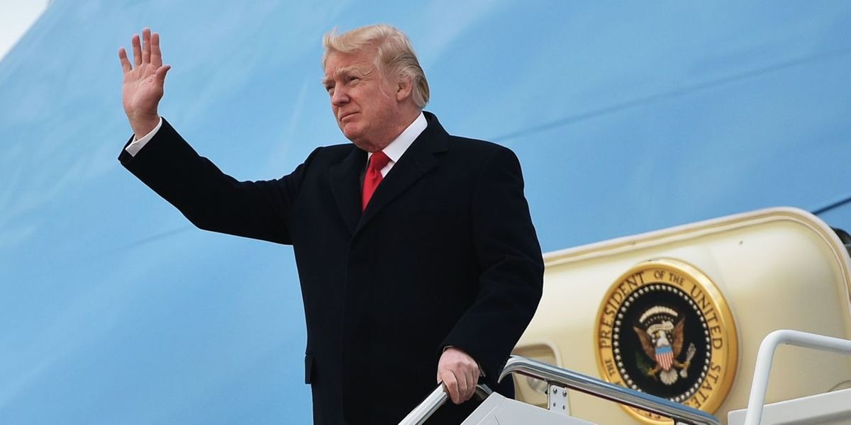 US-Präsident Donald Trump verlässt die Air Force One auf dem Rückweg von seinem Wochenend-Domizil Mar-a-Lago in Florida.