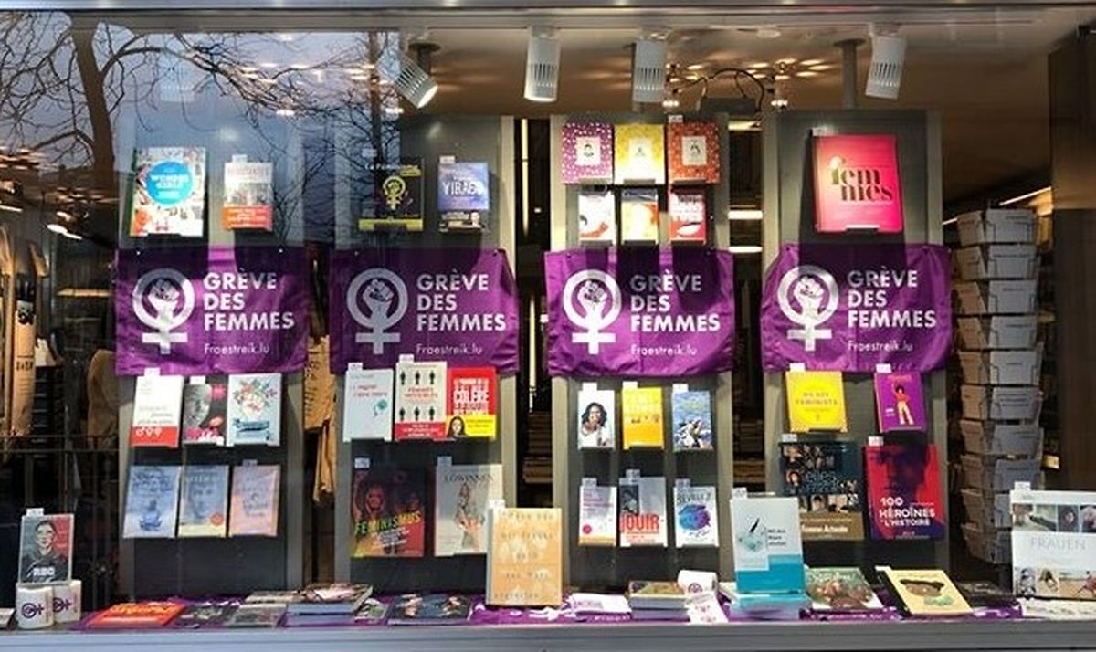 Women's strike, Saturday 7 March 2020 promoted in a bookshop window Photo: Librairie Ernster