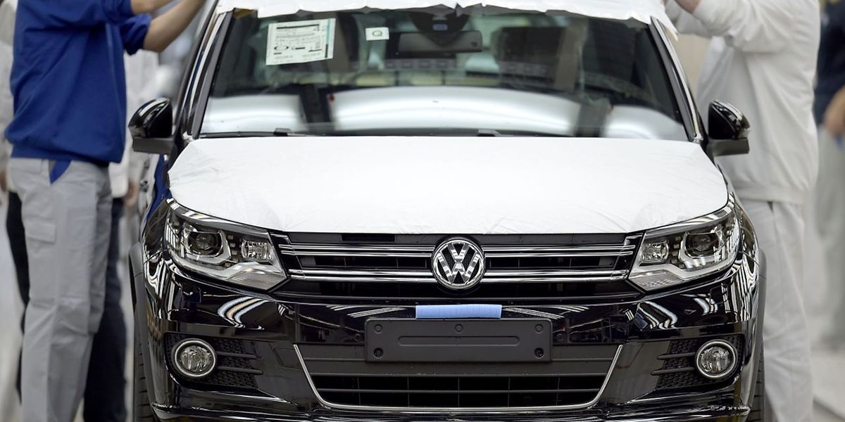 Der Skandal um manipulierte Software zur Schadstoffbegrenzung schlägt offenbar schon jetzt auf die VW-Bilanzen durch.