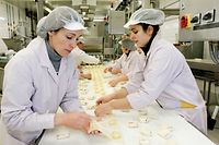 Baeckerei, Panelux-Fischer, Wirtschaft, Produktion, Nahrungsmittel, Arbeiterin, Arbeit, ACHTUNG !! ATTENTION !! : DIESE BILDER DUERFEN NUR FUER SAINT-PAUL PRODUKTE VERWENDET WERDEN / CES IMAGES SONT POUR UNE UTILISATION EXCLUSIVE DANS LES PRODUITS SAINT-PAUL / JEDE ANDERWEITIGE NUTZUNG BEDARF DER VORHERIGEN ZUSTIMMUNG / POUR TOUTE AUTRE UTILISATION IL FAUT IMPERATIVEMENT DEMANDER UNE AUTORISATION AU PREALABLE / CONTACT : ROMAIN REINARD OU LE PHOTOGRAPHE DE L`IMAGE,